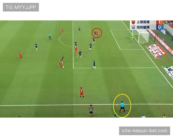 沙滩足球规则：无越位如何影响进攻空间与裁判判罚