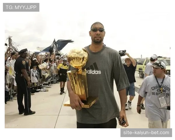 蒂姆·邓肯低位单打效率提升显著，助马刺建立内线统治优势