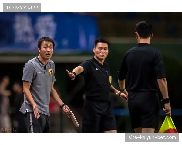 边裁的核心职责：越位判罚、界外球判定与协助主裁控制比赛